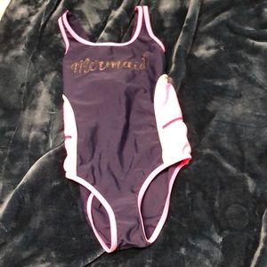 One pice swim suit never worn good for young girls